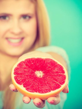 Kadın greyfurt narenciye meyve elinde tutan