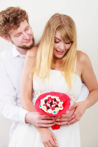 Liebespaar mit Bonbonstrauß-Blumen. Liebe. — Stockfoto