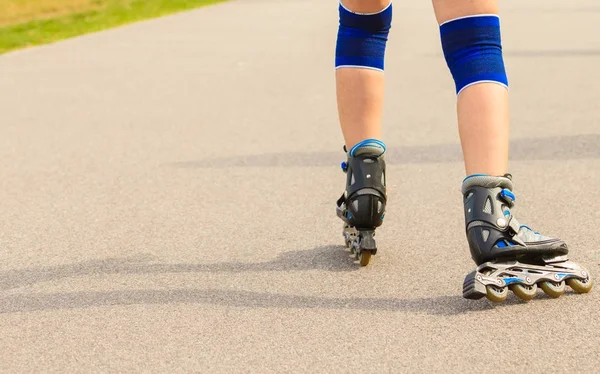 Mujer joven patinando al aire libre en el día soleado — Foto de Stock