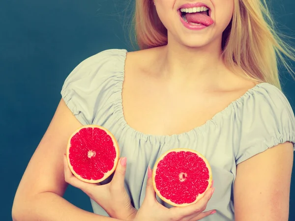 Mujer sostiene pomelo cítricos en el pecho — Foto de Stock