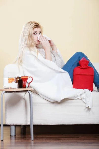 Femme malade ayant la grippe couchée sur le canapé — Photo