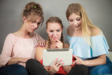 Üç kadın tablet kullanma