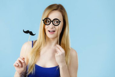 Karnaval accessoies sopa üzerinde tutan kadın