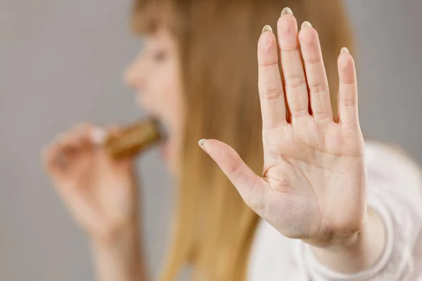 Vrouw eten boterham, nemen hap — Stockfoto