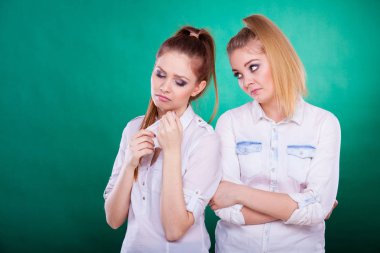 Üzgün kadın ağlıyor ve arkadaşı tarafından teselli.