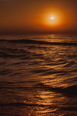 Güzel kırmızı günbatımı deniz yüzeyi üzerinde