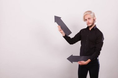 Aynı yönde iki oklar tutan adam