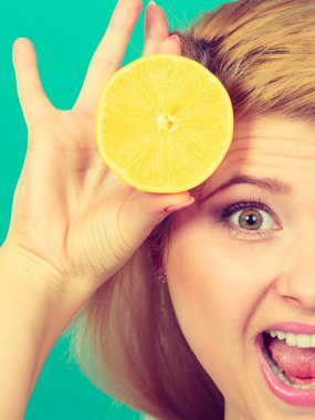 Meyve yarım limon tutan kadın