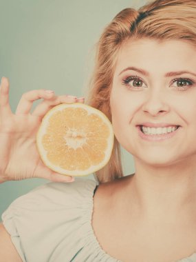 Meyve yeşil greyfurt tutan kadın
