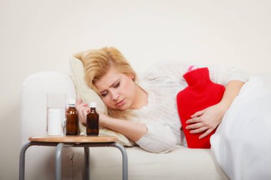 Cofa üzerinde yatan kadın duygu mide krampları