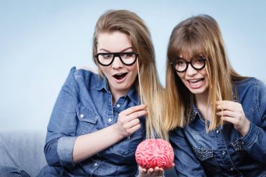 Düşünme iki çılgın kadın arkadaş