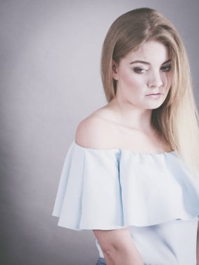 üzgün sarışın genç kadın