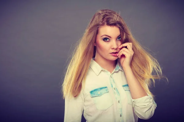 Attraente donna bionda con capelli soffiati dal vento — Foto Stock