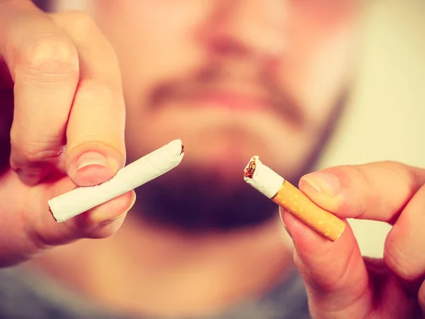 Mladý muž je rozdělení cigaretu — Stock fotografie