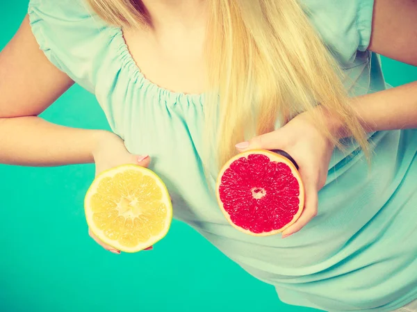 Vrouw met rode en groene grapefruit — Stockfoto