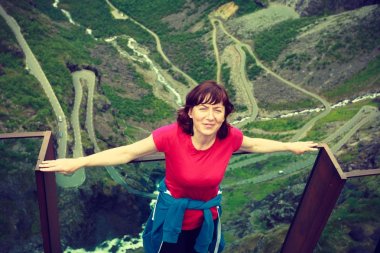 Norveç'te Trollstigen bakış açısı üzerinde turist kadın