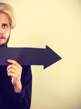 kara ok sağ işaret tutan adam