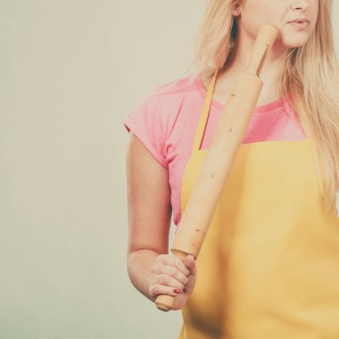 Oklava tutan önlük giyen kadın