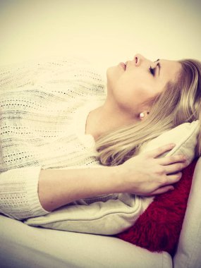 Çok iyi duygu kanepede yatan kadın