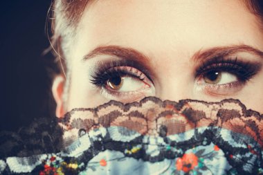 Güçlü makyaj ile zarif kadın.