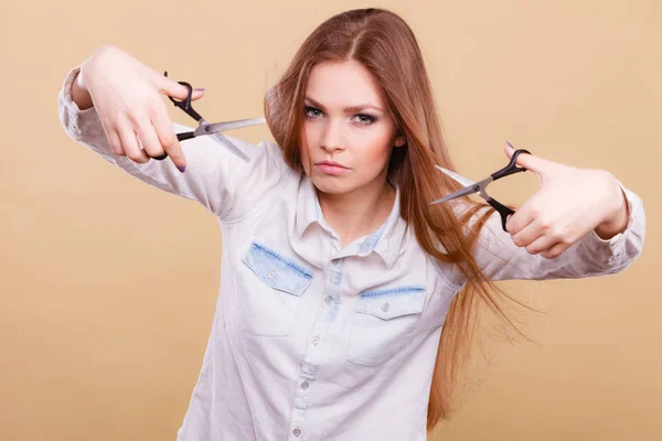 Verrücktes Mädchen mit Schere. Friseur in Aktion. — Stockfoto
