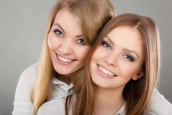 Twee mooie vrouwen plezier — Stockfoto