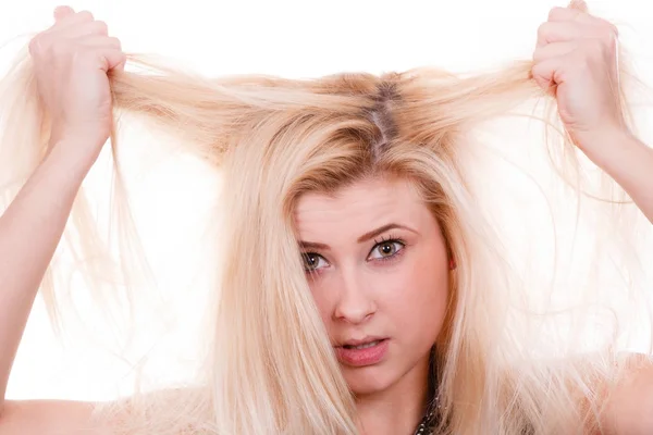 Mulher loira segurando seu cabelo seco — Fotografia de Stock