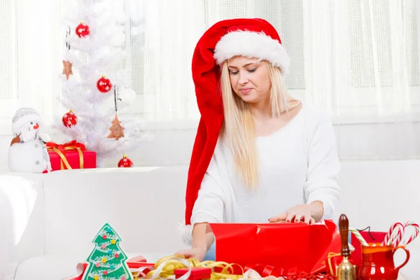 Noel hediyeleri açma Santa şapka kadında