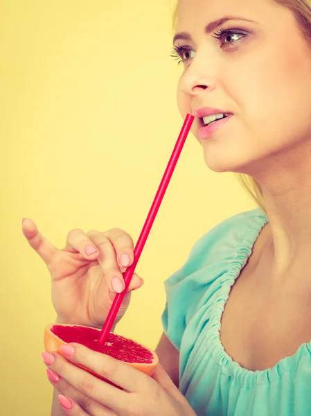 Mujer bebiendo jugo de fruta, pomelo rojo — Foto de Stock