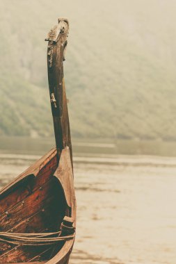 Norveç doğasında eski tahta viking teknesi