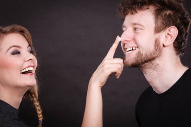 Komik çift krem ile oynamak.