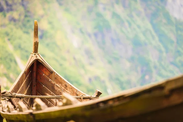 Parte del viejo barco vikingo de madera en la naturaleza noruega —  Fotos de Stock