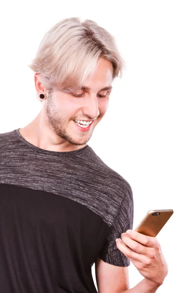 Mladý muž používající mobilní telefon SMS na smartphone — Stock fotografie