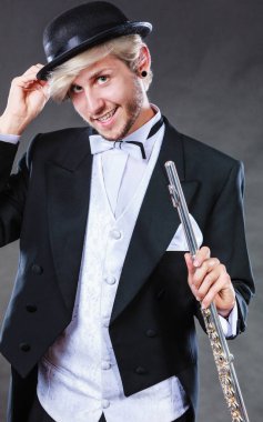 Zarif giyimli müzisyen flüt tutan