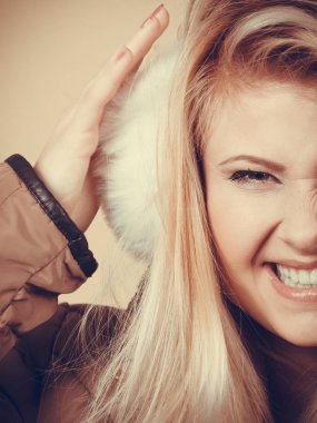 Kış sıcak etkilidirler sarışın kadın