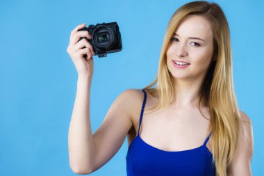 Eski moda kamera tutan genç kadın