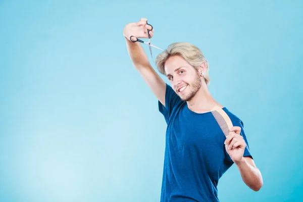 Homem com tesoura e pente criando novo coiffure — Fotografia de Stock