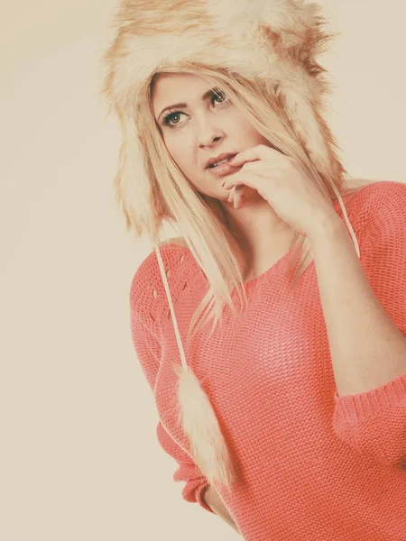 Çekici kadın tüylü kış şapka