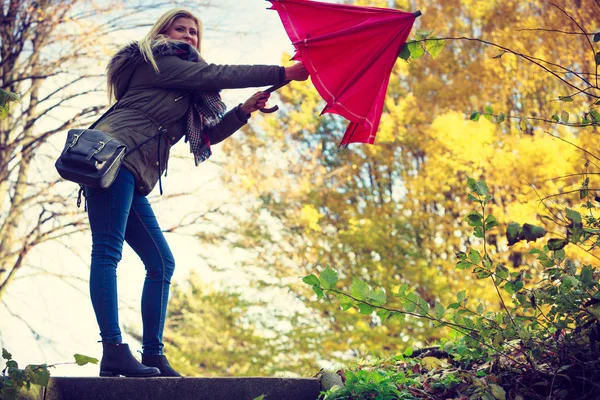 Mulher andando no parque com guarda-chuva, vento forte — Fotografia de Stock