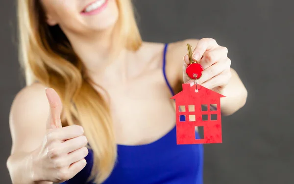 Kvinna som håller nyckeln med hus symbol — Stockfoto
