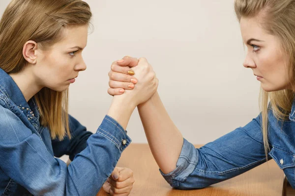 两个女人拥有手臂摔跤战斗 — 图库照片