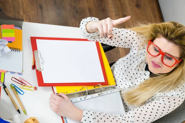 Happy business woman in office having idea — Stock Photo, Image