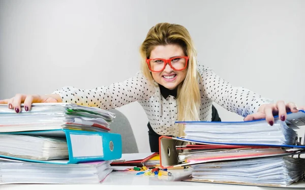 Mujer de negocios energizada en el cargo — Foto de Stock