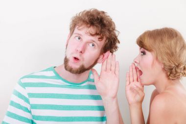 Kadın şaşkın bir adam bazı sırları söylüyorum