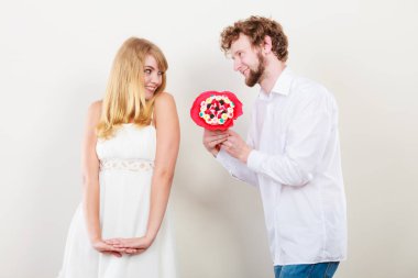 Mutlu çift şeker demet çiçekler ile. Aşk.