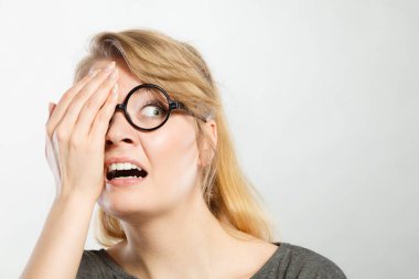 Korkmuş bir kız bardaklarda.