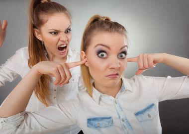 Fury kız arkadaşı, kulakları kapanış kadın çığlık