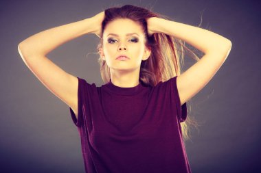 Karanlıkve saçlı çekici esmer kadın