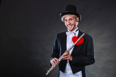 Erkek flütçü flüt ve kalp ile. Melodi seviyorum