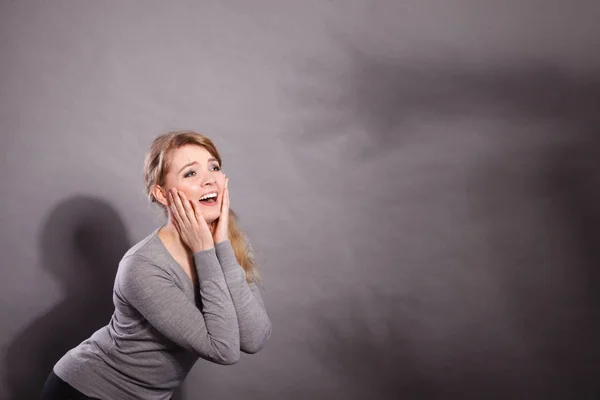 Verängstigte Frau. Gewalt. — Stockfoto